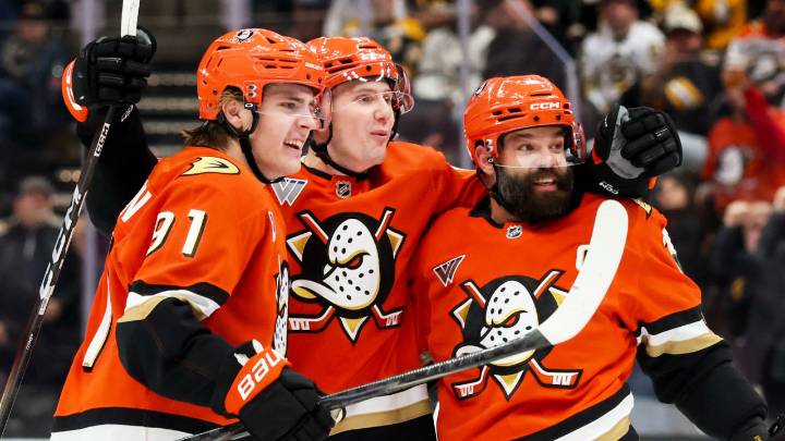 Moore scores winner late in 3rd, Ducks recover to top Bruins