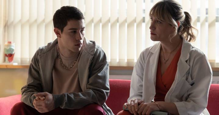 Tiene dos temporadas de 8 capítulos, está en Netflix y regresa con un drama médico más político, intenso y explosivo