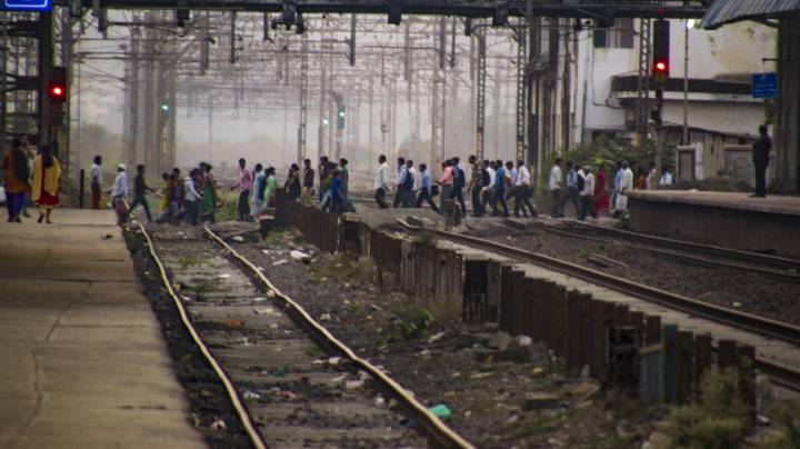 Crack in railway track between Vikhroli and Matunga disrupts local train schedule; Passengers in distress