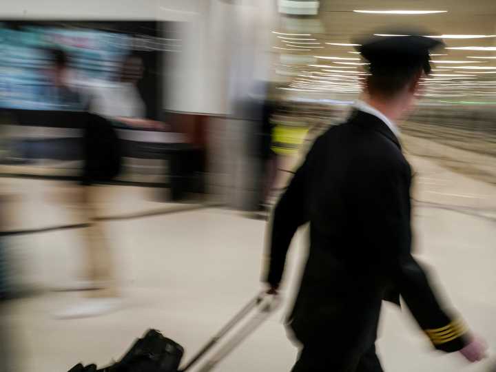 Estados Unidos reduce los vuelos en los aeropuertos por el cierre del gobierno: estiman miles de cancelaciones