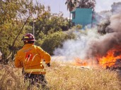 Desalojan a 30 personas de 16 departamentos por incendio en Nuevo León