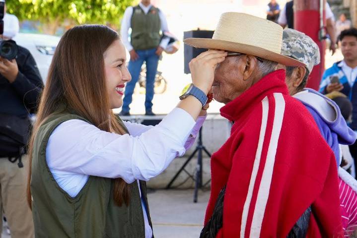 Llevan apoyos alimentarios y lentes a familias de Oaxaca de Juárez