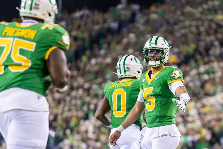 No. 8 Oregon beats Minnesota at its own game in 42