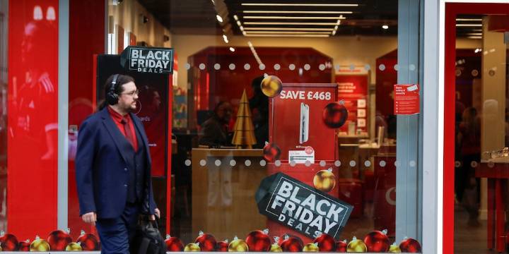 MediaMarkt y Carrefour, entre las siete grandes empresas multadas con 350.000 euros por el Gobierno por falsas rebajas en el Black Friday
