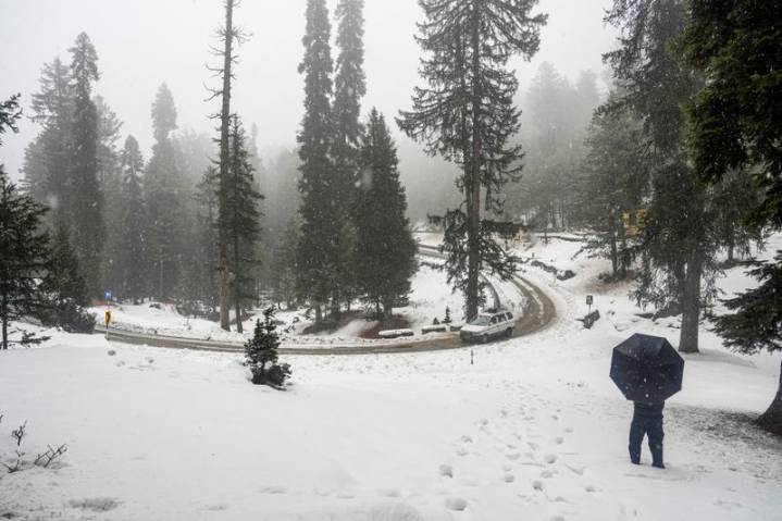Snow fall in Gulmarg, Sonmarg, other high