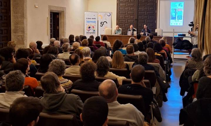 Gran acogida y aforo completo en el encuentro sobre la historia del colectivo LGTBIQ+