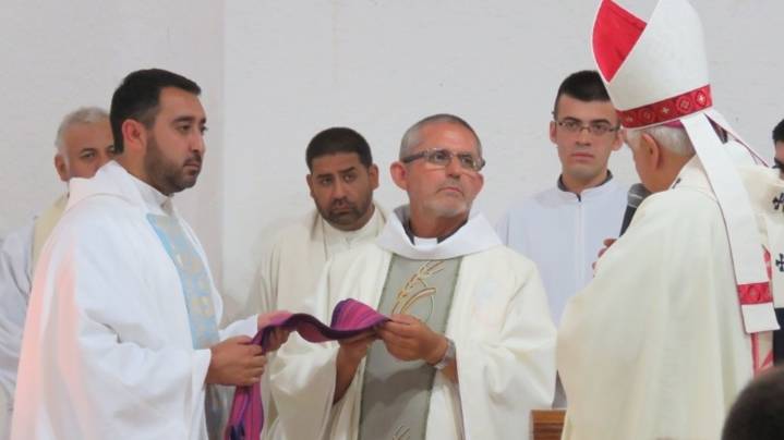 Quién es Victor Hugo Gallardo, el párroco "aventurero" que llega a Chimbas