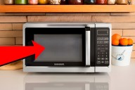 La puerta del microondas esconde un secreto que no todos conocen y podría ser el elemento más importante de tu electrodoméstico