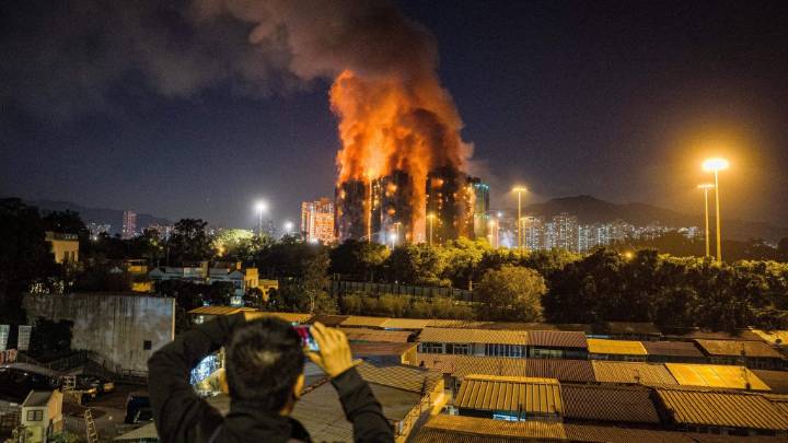 Al menos 13 muertos en el incendio de un complejo residencial de Hong Kong