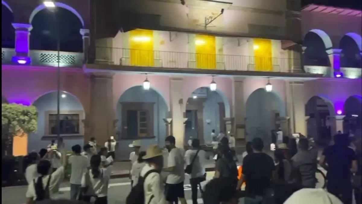 Apatzingán arde: reportan irrupción de personas a Palacio Municipal