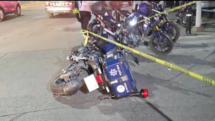 Policía motorizado se pasa el semáforo y choca contra una conductora en Tonalá; el oficial acudía a una emergencia