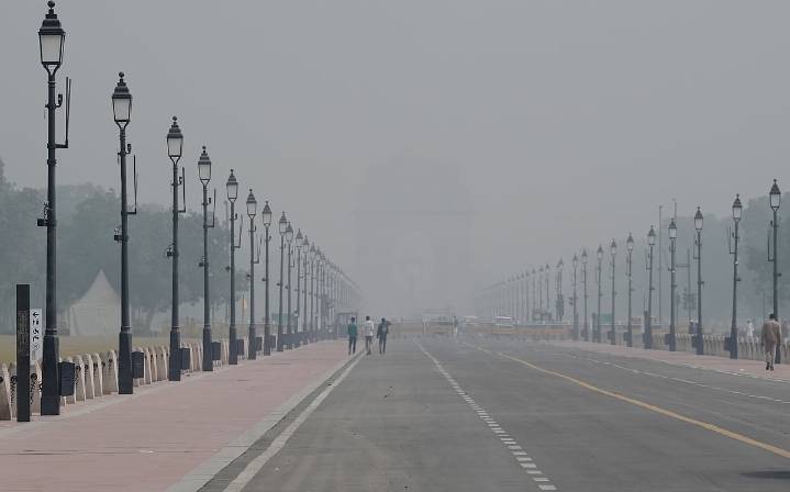 Delhi’s Air Turns Into ‘Gas Chamber’ As AQI Breaches 450; Supreme Court Grants CAQM Free Hand To Act