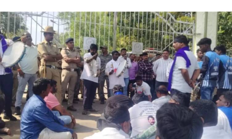 DSS stages 'Tamate' protest against Bhagavad Gita seminar at Kuve...