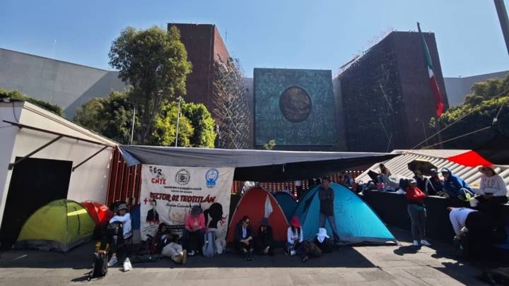 La CNTE intenta derribar vallas del Zócalo y se instalan frente a la Cámara de Diputados