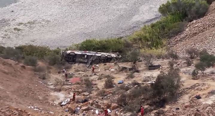 Mueren 37 personas tras caer autobus a abismo en Perú