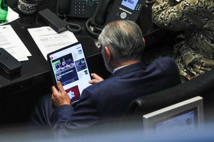 ¡Adán Augusto de nuevo! El diputado fue captado viendo contenido deportivo en el Senado