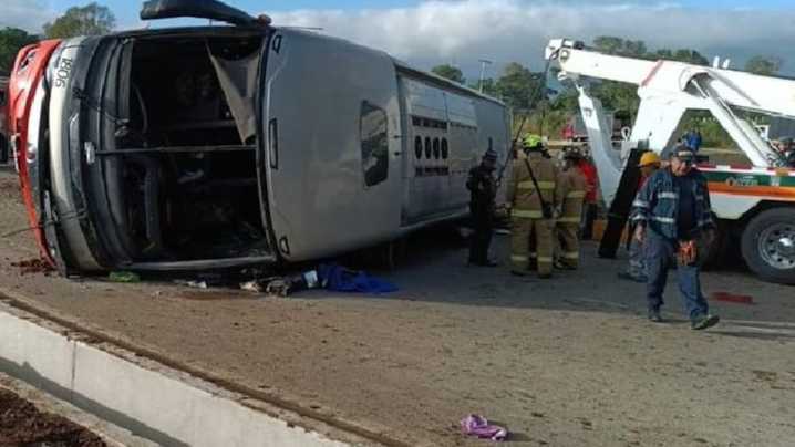 : “Tragedia en la vía Panamericana: bus volcado entre Popayán y Cali deja 3 muertos y decenas de heridos”