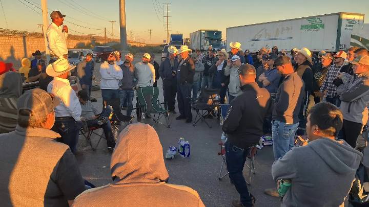 Advierten agricultores que mantendrán el plantón en el cruce Santa Teresa hasta mañana