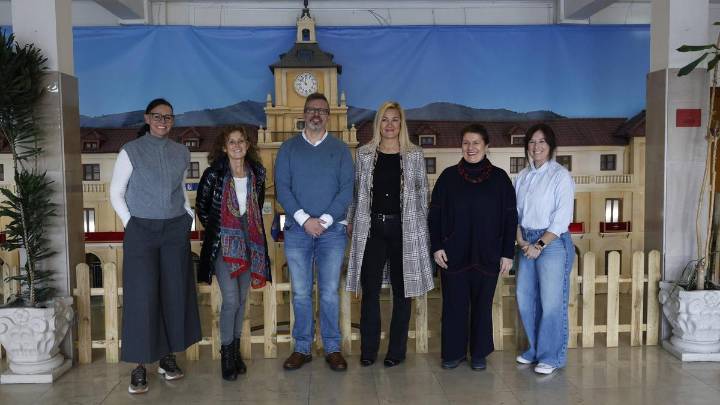 María Berdasco y Eva Ledo se dan un baño de masas con el alumnado del colegio de San Pedro de los Arcos