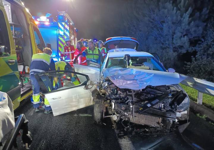 Cuatro heridos en la colisión de un autobús y un turismo en la A-8 a la altura de Bárcena de Cicero