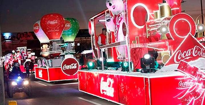 Organización exige a Cofepris frenar caravanas navideñas de Coca-Cola por violar derechos de la niñez