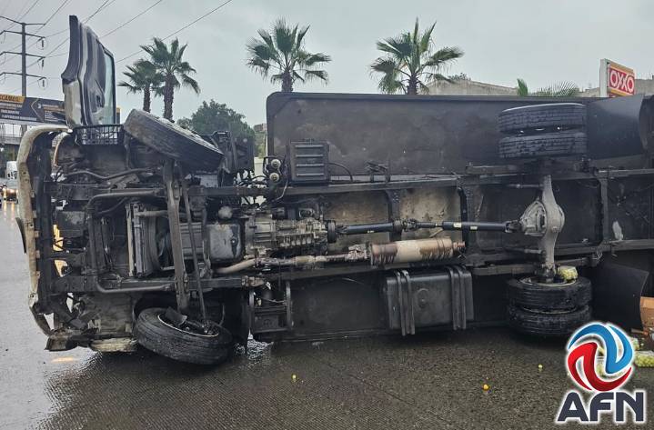 Volcó camión en el Libramiento Rosas Magallón