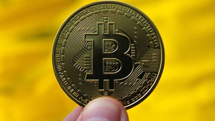 Bitcoin, en riesgo de perder su valor de 100 mil dólares tras un año de la victoria de Trump