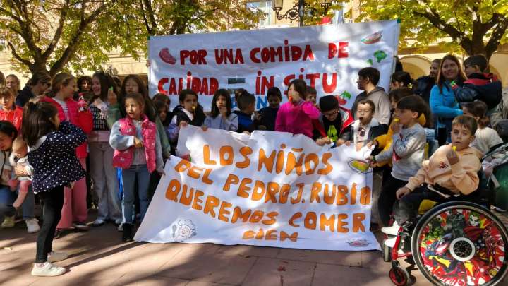 Protesta de alumnos de un colegio de Huesca: "¡Queremos comer bien y poder repetir!"