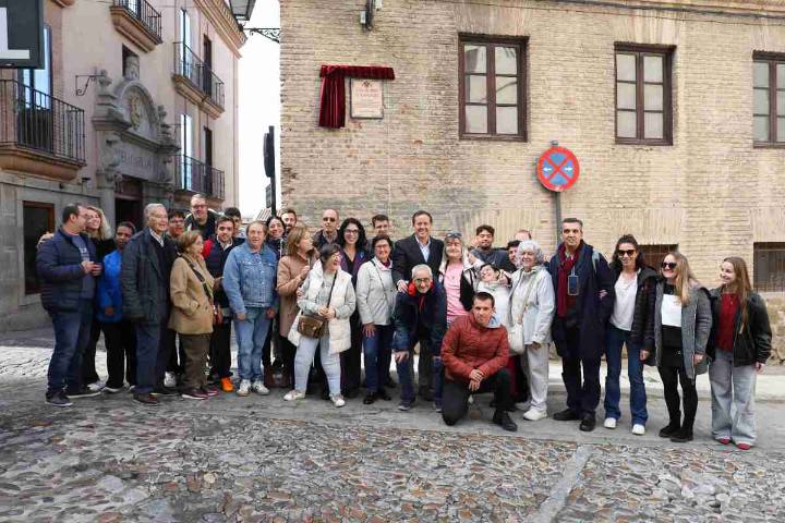 Toledo rinde homenaje a Apanas en su 60º aniversario con una placa en el corazón del casco