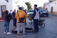 Parras: motociclista derrapa en cruce sin señalética en pleno centro