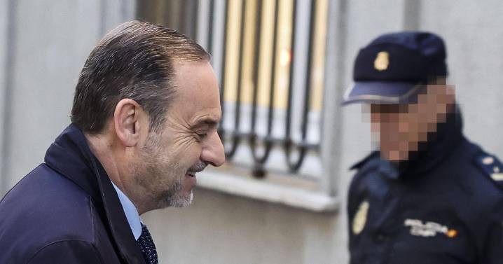 «No quiero morirme sin ver a Sánchez en la cárcel»: los españoles reaccionan tras la entrada de Ábalos en prisión