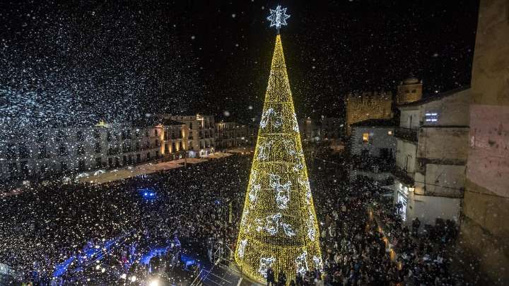 La navidad cacereña calienta motores: atracciones infantiles y casetas con recreativos