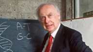 Muere James Watson, científico que logró reconocimiento mundial al ganar el Nobel, pero termin...