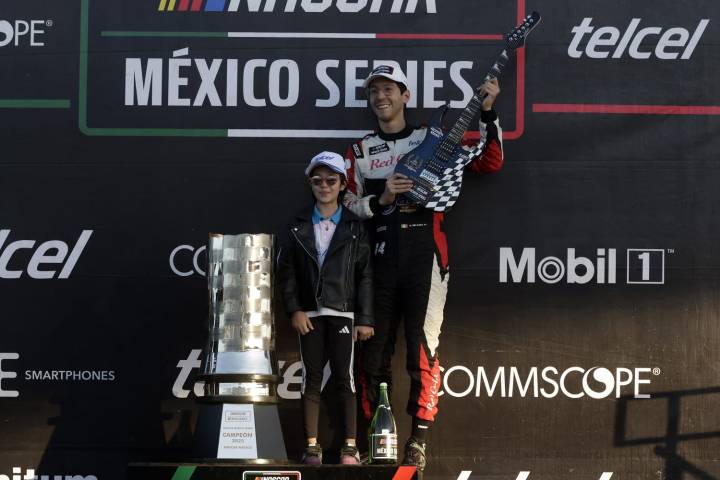 Alex de Alba Jr., campeón de la Nascar México Series 2025
