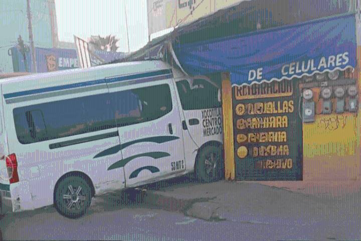 ¡Se metió hasta la cocina! Urvan termina incrustada en local del mercado de Huejutla
