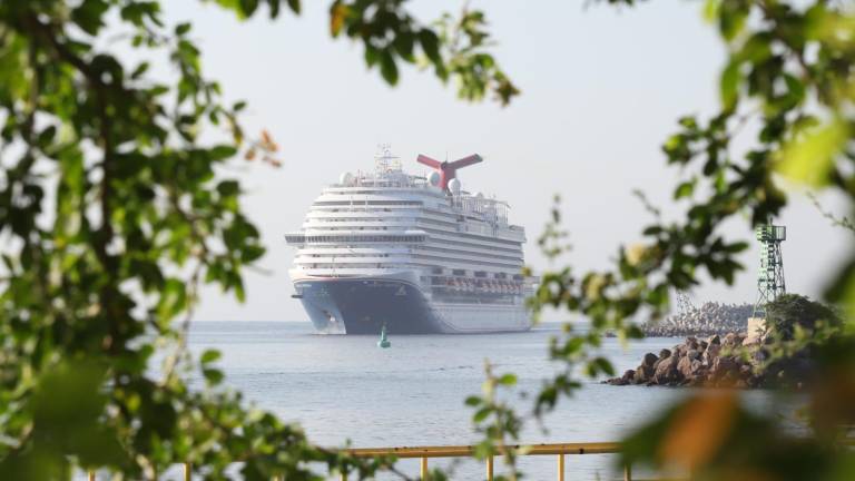 Recibe Mazatlán tres cruceros con más de 8 mil turistas