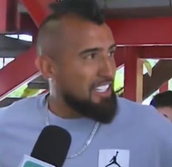 VIDEO. Arturo Vidal sufrió acontecida votación en San Joaquín: tuvo que pedir ayuda con la papeleta