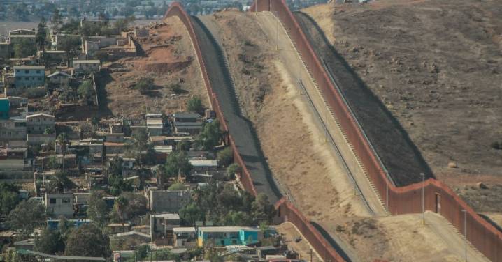 Caen cruces irregulares en la frontera de EUA un 79% a un récord mínimo en octubre