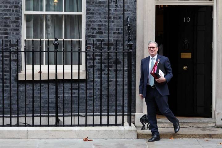 UK lobbying Poland to buy Swedish submarines, sources say