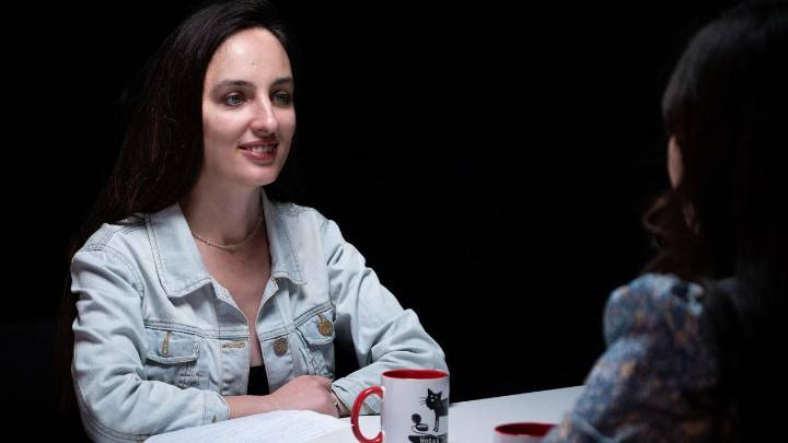 La periodista exiliada Elena Kostyuchenko: «La economía rusa puede aguantar una década más de guerra»