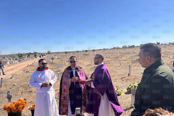 Coloca alcalde ofrenda en fosa común de panteón San Rafael
