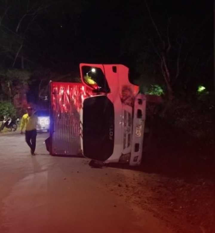 Persecución terminó en volcamiento