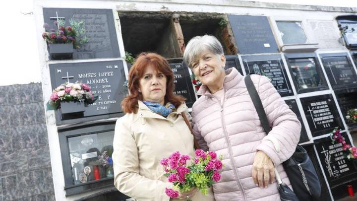 Las visitas a los cementerios de Gijón por el Día de Todos los Santos, en imágenes