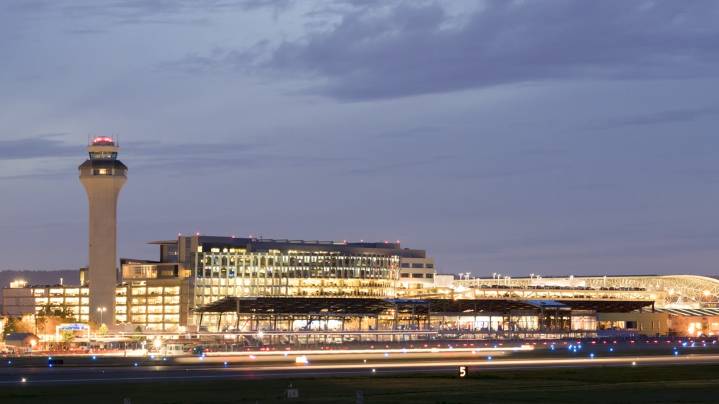Chicago winter storm delays, cancels some flights at Portland airport amid Thanksgiving holiday weekend