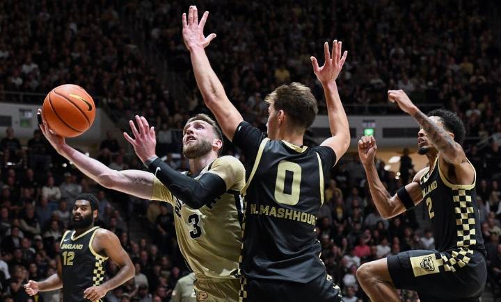 Deadspin | Braden Smith, No. 1 Purdue survive strong test from Oakland