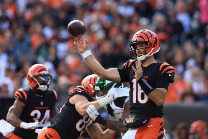 Bengals QB Joe Flacco active, DE Trey Hendrickson out vs. Bears