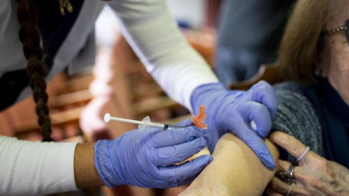 El SES amplía una semana más la vacunación de tarde sin cita previa contra la gripe y la Covid