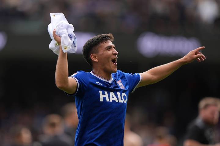 Marcelino Núñez brilla en Inglaterra: anotó dos golazos de tiro libre en triunfo del Ipswich Town