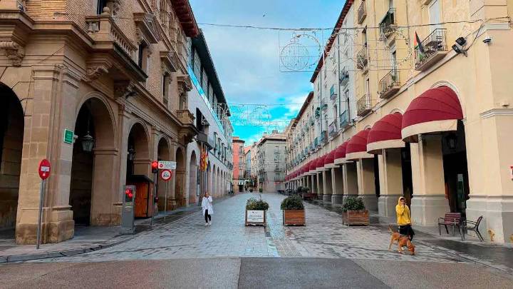 Aplazado el encendido navideño de Huesca por el desalojo en la plaza Santa Clara: "Hay que tener sensibilidad"