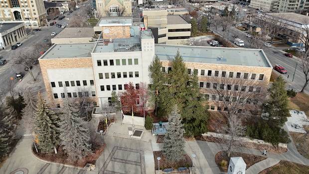 Saskatoon business owner raises stink over sewer gas odour from malfunctioning station